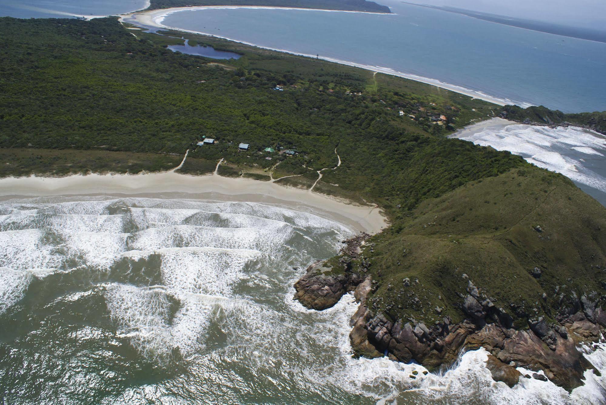 Grajagan Surf Resort Ilha do Mel Esterno foto